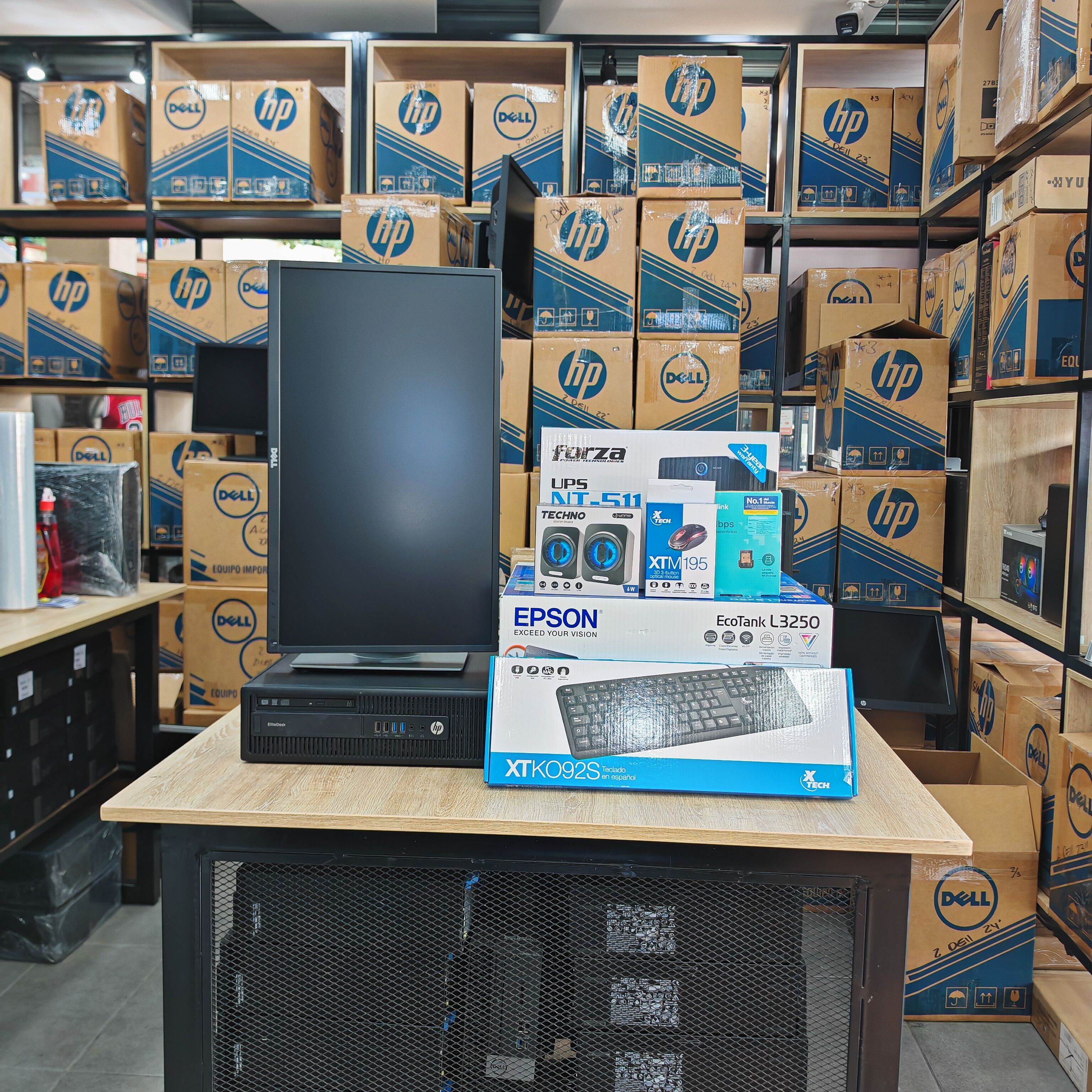Imagen publicitaria de Compusdeguate que muestra un 'Super Combo' por Q5,520. Incluye un CPU HP, monitor de 24 pulgadas, una impresora Epson L3250 EcoTank, un UPS Forza, bocinas, teclado y mouse. El fondo muestra estanterías llenas de cajas de equipos HP y Dell en la tienda física.